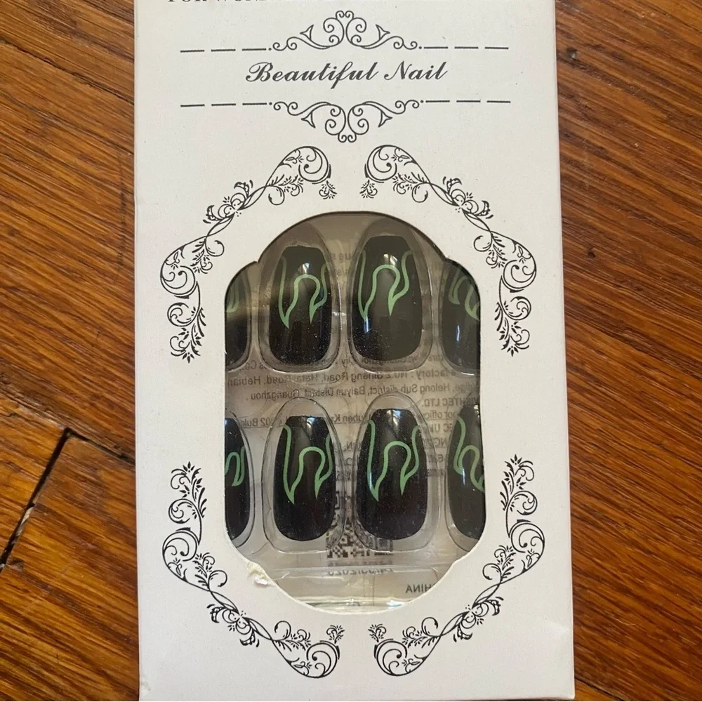 Elegant Black and Green Nail Set